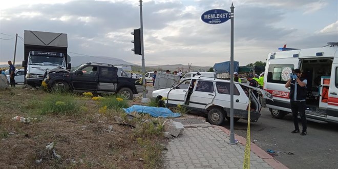 Otomobil ile kamyonet çarpıştı, yaşlı çift hayatını kaybetti