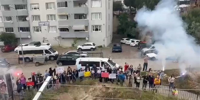 Öğrencilerden hasta öğretmenlerine duygu dolu ziyaret