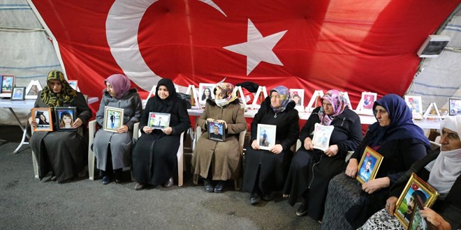 Evlat nöbetine bir aile daha katıldı