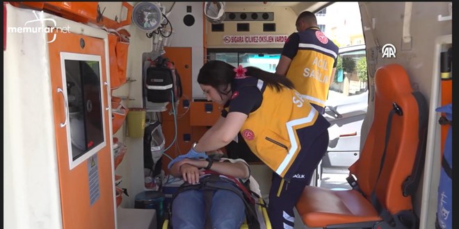 Sağlık çalışanı çift aynı ambulansta hayat kurtarmak için çalışıyor